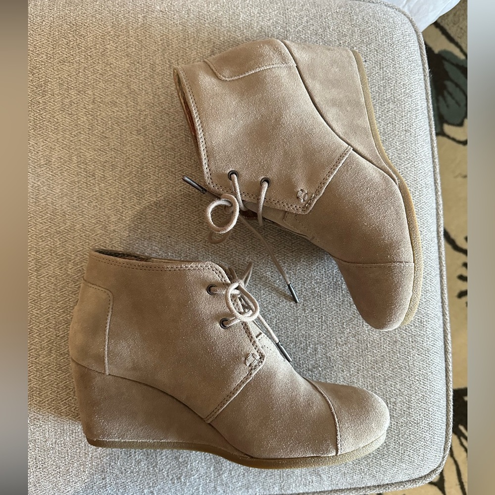 Toms wedge boots women’s size 9.5 tan